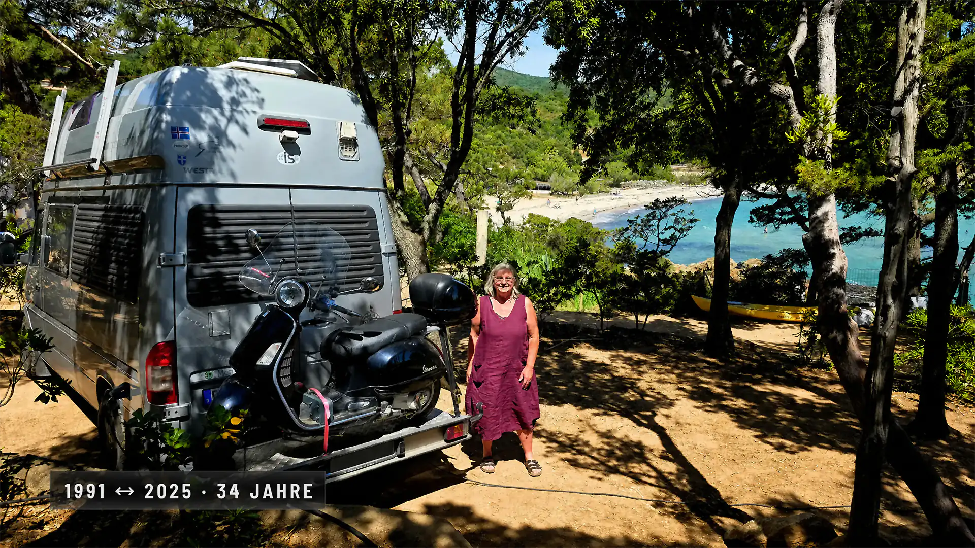 James-Cook-Camper mit Motorroller unter Pinien an einer türkisfarbenen Bucht auf Korsika