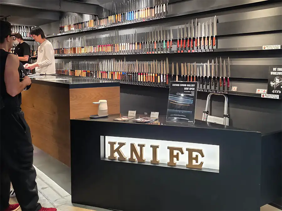 Moderner Messerladen in Kyoto mit großer KNIIFE-Schrift und einer breiten Auswahl an Küchenmessern