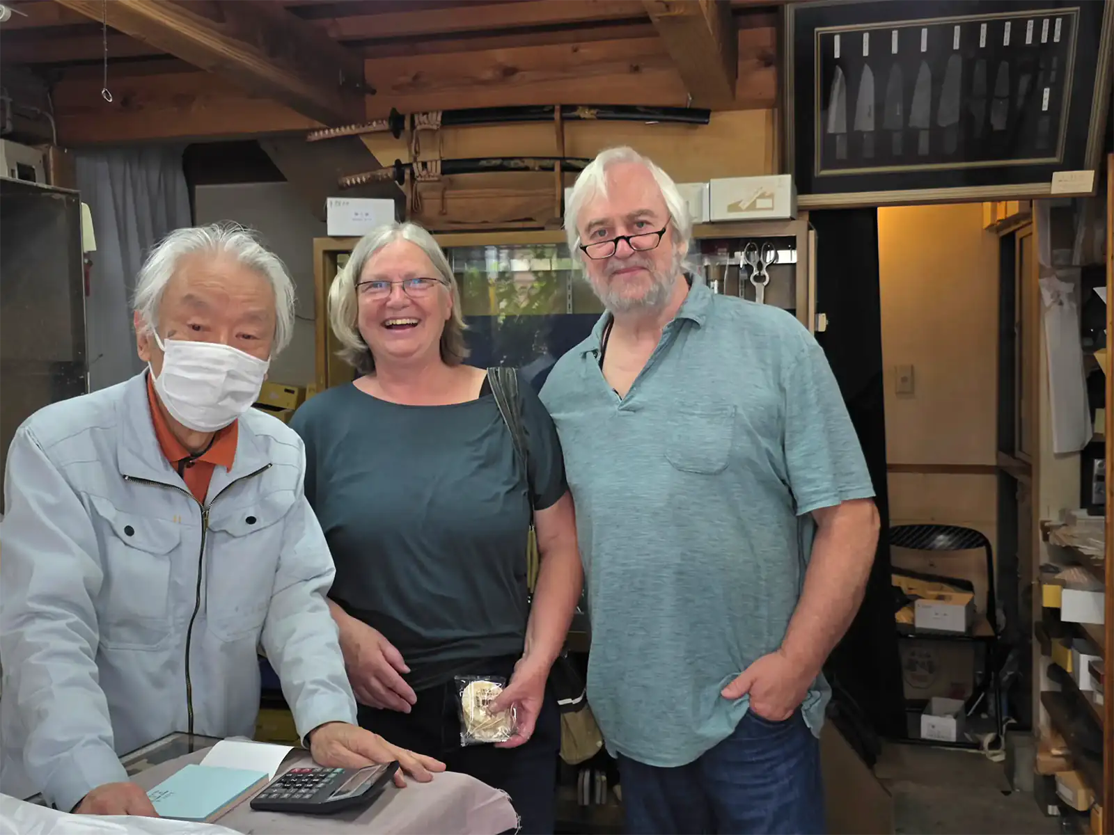 Barbara und Theo Engbrink mit Hayakawa Masaya in dessen Messerladen in Kyoto