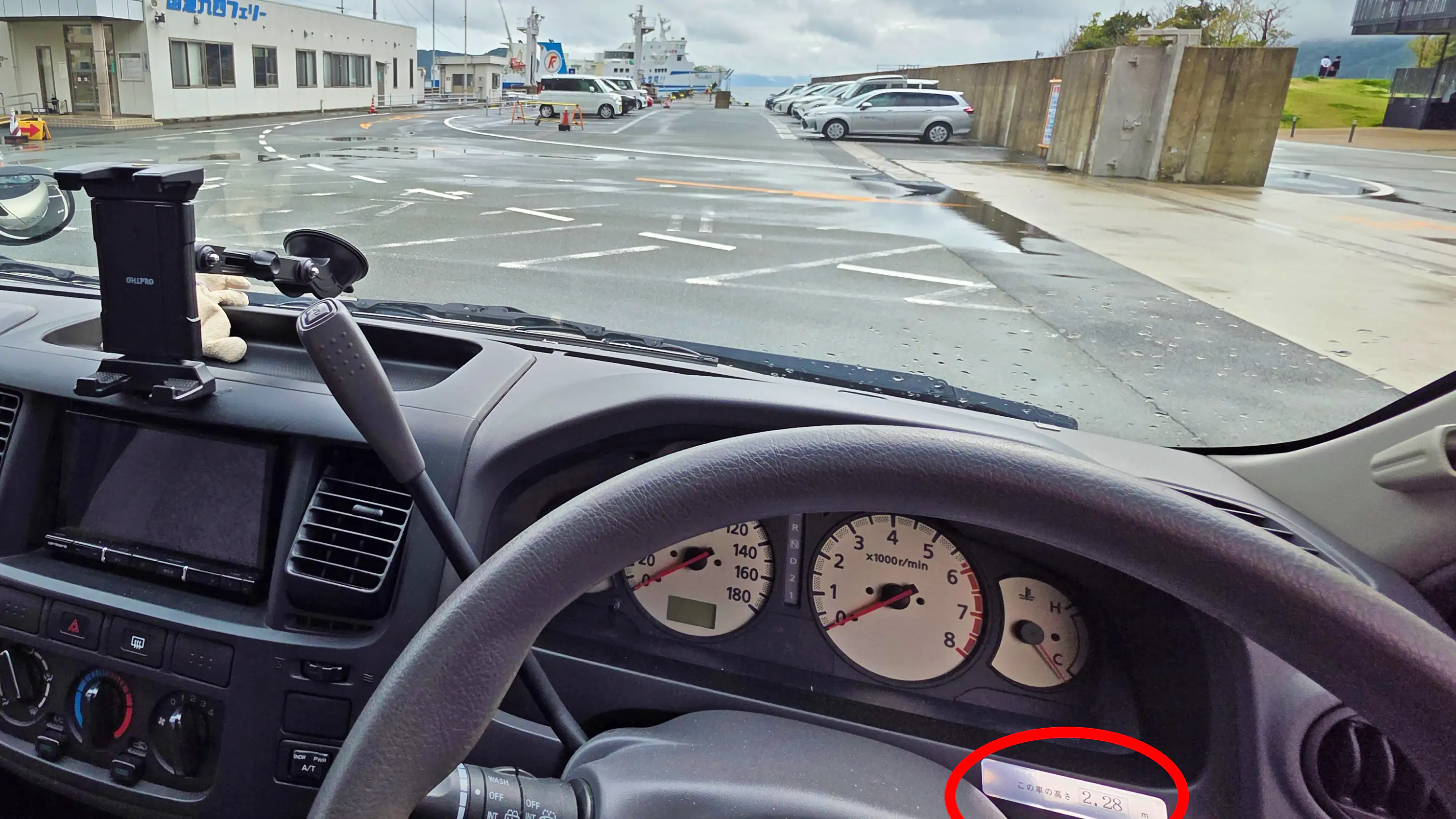 Cockpit sticker in the Nissan Duo indicating a height of 2.28 meters