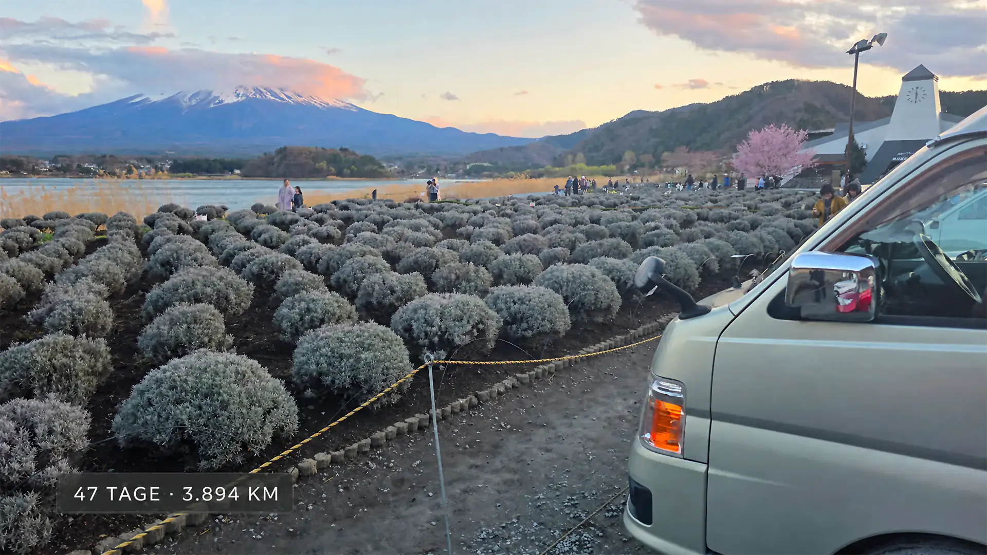 Nissan DUO Camper vor dem Mount Fuji während der Kirschblüte in Japan