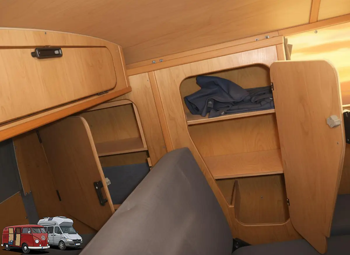Holzstaufach und Sitz- beziehungsweise Schlafbereich im Innenraum des roten VW T1