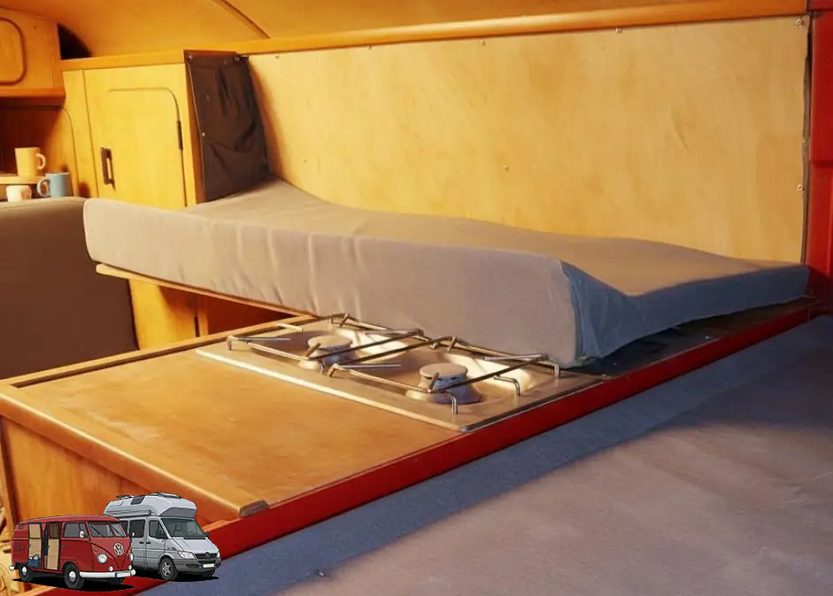 Hochgeklappte Liegefläche und Kochstelle im selbst ausgebauten roten VW T1