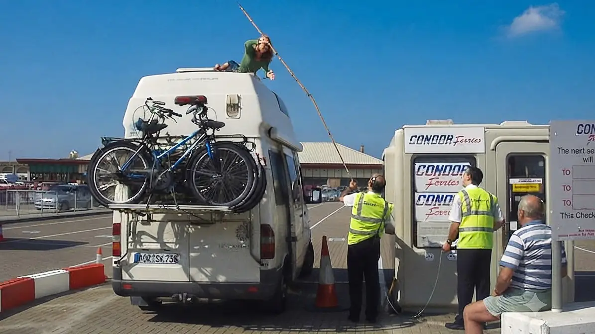 Weißer Westfalia James Cook bei einer Fähr- oder Grenzkontrolle mit Fahrrädern am Heckträger