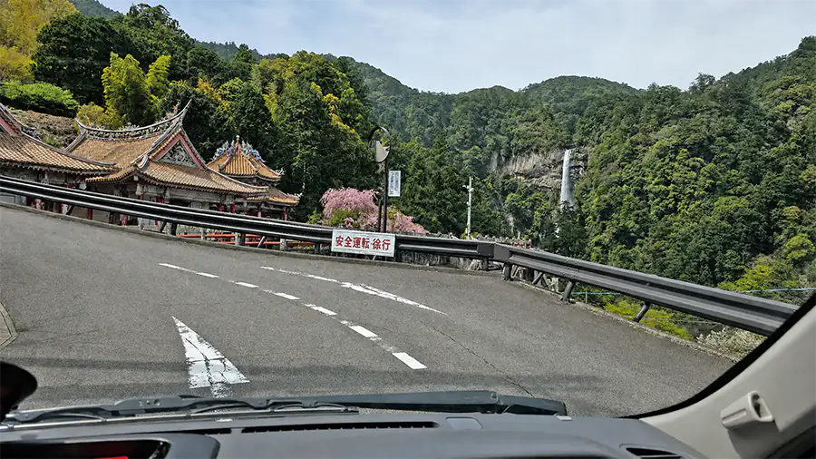 Wasserfall neben einem Tempel an einer japanischen Bergstraße